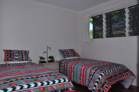 10 Double Island Drive Modern Family Home Centrally Located Swimming Pool & Outdoor Area - Tourism TAS 6