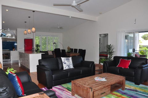 10 Double Island Drive Modern Family Home Centrally Located Swimming Pool & Outdoor Area - Tourism TAS 4