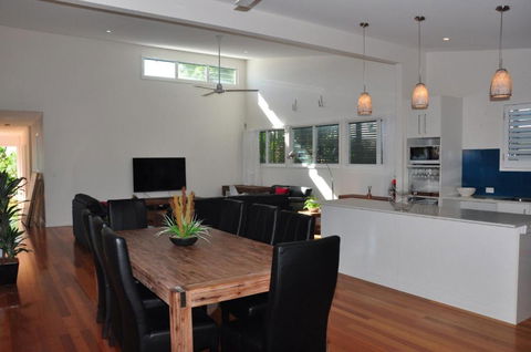 10 Double Island Drive Modern Family Home Centrally Located Swimming Pool & Outdoor Area - Tourism TAS 3