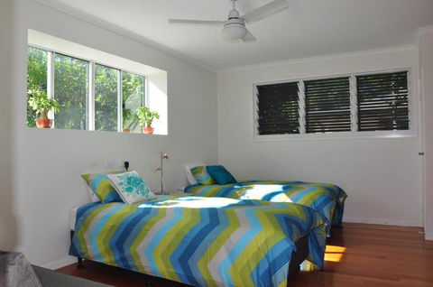 10 Double Island Drive Modern Family Home Centrally Located Swimming Pool & Outdoor Area - Tourism TAS 2