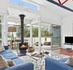 The Boathouse comfortable beachfront home - Hobart Tourism