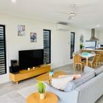AIRLIE BEACH Delight. Hop Skip Jump To Everything - Tourism TAS 0