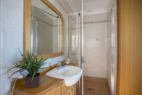 Elevated Views At Burrill Lake 17 Canberra Cres - Hobart Tourism 2