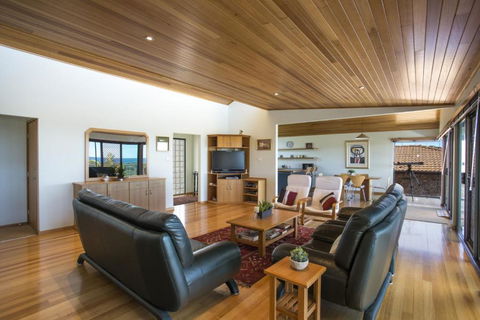 Elevated Views At Burrill Lake 17 Canberra Cres - Hobart Tourism 4