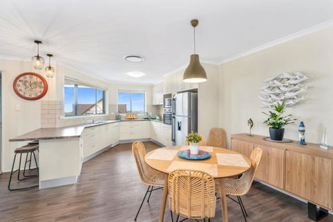 1 33 Tingira Close Rainbow Beach Gorgeous Ocean Views Swimming Pool Air Conditioning - Hobart Tourism 4