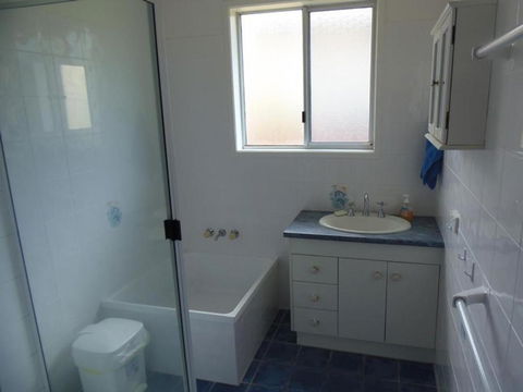The Red Piranha Rainbow Beach Close To Everything Air Con & Pet Friendly - Hobart Tourism 3