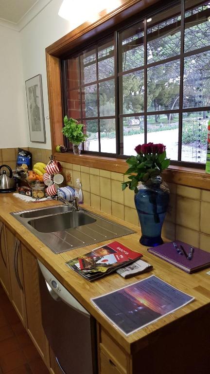 Barossa Glen Henris Cottage Bed & Breakfast - Hobart Tourism 1