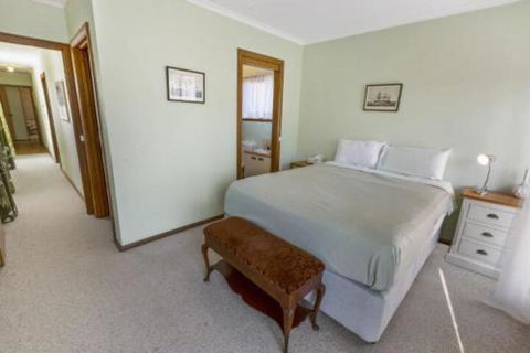 Eagle Point Getaway Waterfront Serenity! - Tourism TAS 3