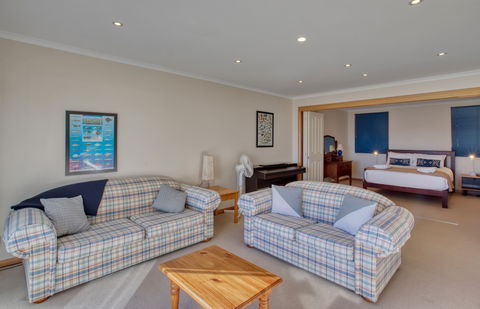 Beach Side Bay Of Fires - Hobart Tourism 3