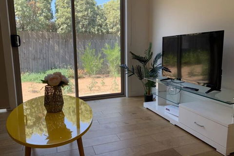Delicate Bundoora Townhouse 10 - Tourism TAS 5