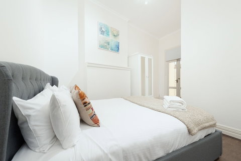 Stunning Sydney Home 1 - Tourism TAS 3