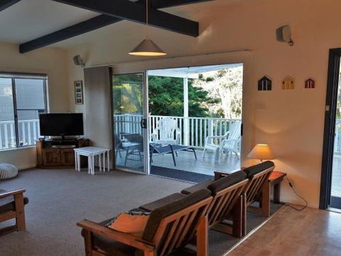 Wonky Pine Beach House NARRWALLEE 4 Bedroom - Hobart Tourism 3