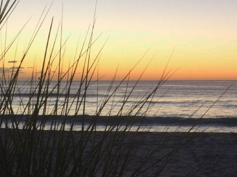 Wonky Pine Beach House NARRWALLEE 4 Bedroom - Hobart Tourism 7