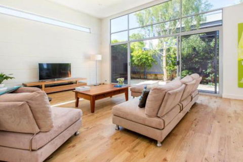 PALM COURT RETREAT MORNINGTON - Tourism TAS 0