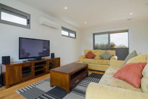 PIER 55 DROMANA... - Tourism TAS 6