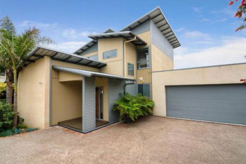 PIER 55 DROMANA... - Tourism TAS 4