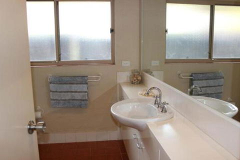 BEACHSIDE VILLA 2 - Tourism TAS 5