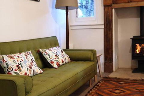 Redruth 2 Bedroom Cottage Situated In Wandiligong - Tourism TAS 5