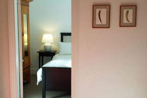 Redruth 2 Bedroom Cottage Situated In Wandiligong - Tourism TAS 6