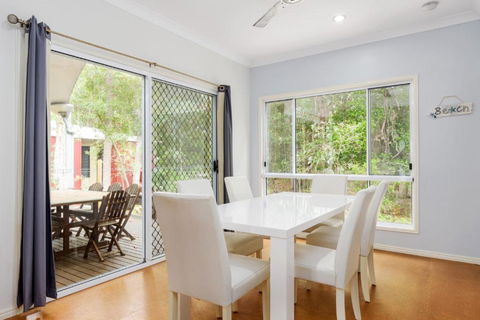 6 Ibis Court Modern Tropical Family Home With Inground Swimming Pool & Outdoor Entertaining Area - Hobart Tourism 2