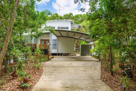 6 Ibis Court Modern Tropical Family Home With Inground Swimming Pool & Outdoor Entertaining Area - Hobart Tourism 6