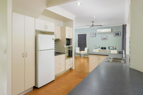 6 Ibis Court Modern Tropical Family Home With Inground Swimming Pool & Outdoor Entertaining Area - Hobart Tourism 3