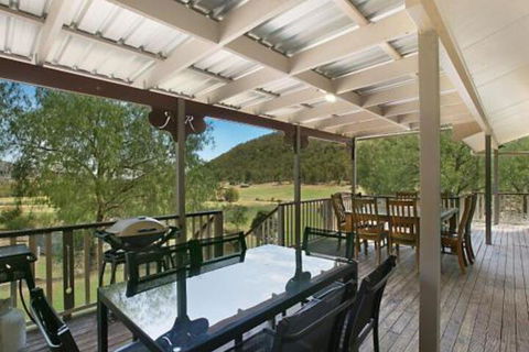 Rosa Estate In Broke Two 3br House In Walking Distance To Cellar Doors - Hobart Tourism 0