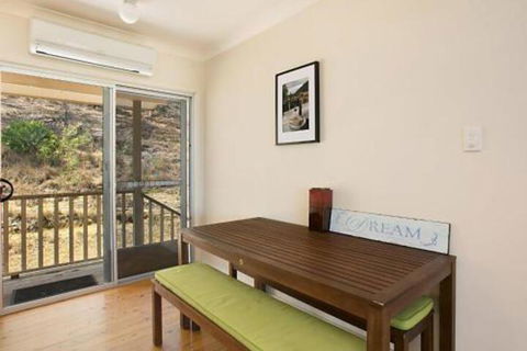Rosa Estate In Broke Two 3br House In Walking Distance To Cellar Doors - Hobart Tourism 5