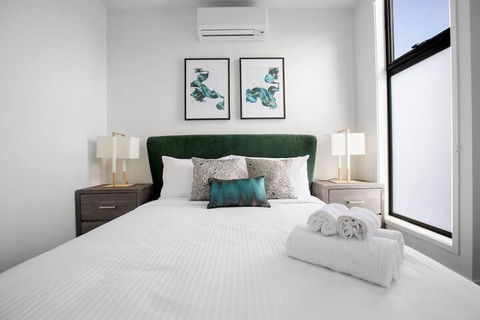 Taste Of Art! Stunning Townhouse Stayatmoonee Ponds - Tourism TAS 5