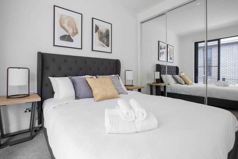 Taste Of Art! Stunning Townhouse Stayatmoonee Ponds - Tourism TAS 7