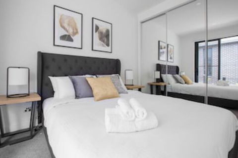 Taste Of Art! Stunning Townhouse Stayatmoonee Ponds - Tourism TAS 0