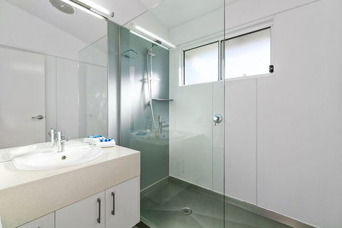 Stunning River House 51 Hilton Esplanade - Tourism TAS 7