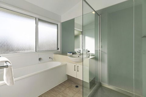 Stunning River House 51 Hilton Esplanade - Tourism TAS 3