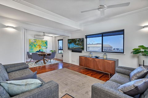 Belle Escapes Luxury Cairns Penthouse With Ocean Views 903 - Hobart Tourism 6