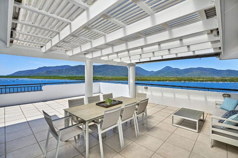 Belle Escapes Luxury Cairns Penthouse With Ocean Views 903 - Hobart Tourism 2