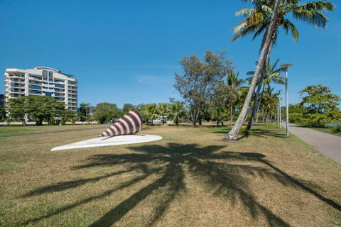 Belle Escapes Luxury Cairns Penthouse With Ocean Views 903 - Hobart Tourism 5