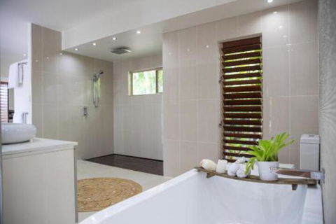 Absolute Lakefront Port Douglas - Tourism TAS 3