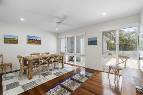 The Lake House With Swimming Pool - Hobart Tourism 3