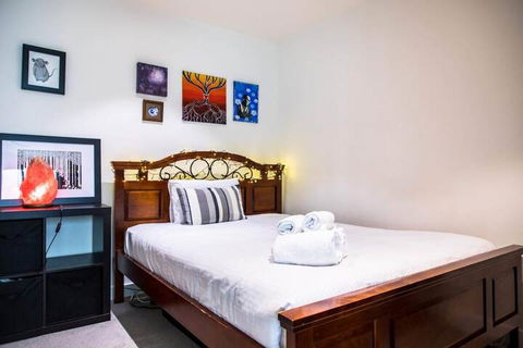 Eclectic 1 Bedroom South Yarra Hideaway - Tourism TAS 4