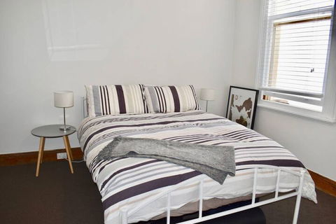 Charming Terrace House On Tree Lined Street - Tourism TAS 2