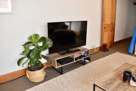 Charming Terrace House On Tree Lined Street - Tourism TAS 5
