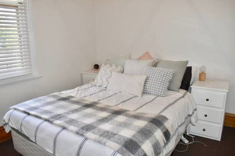 Charming Terrace House On Tree Lined Street - Tourism TAS 3