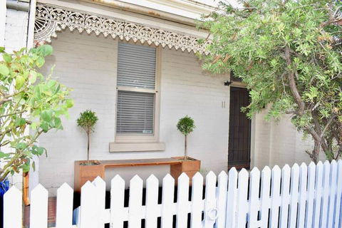 Charming Terrace House On Tree Lined Street - Tourism TAS 1