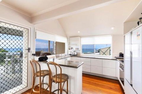 Casual Hamptons Living Sunshine Beach - Hobart Tourism 0