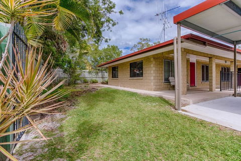 14 Double Island Drive Rainbow Beach Large Holiday House With PoolPets Welcome Free Wi Fi - Hobart Tourism 5