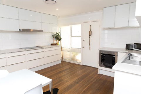 White Beach Cottage - Hobart Tourism 6