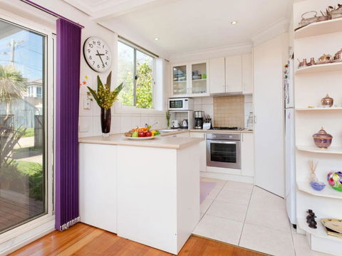 METRES TO THE BEACH MORNINGTON - Tourism TAS 2