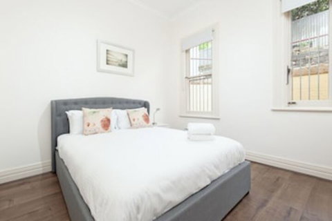 Stunning Sydney Home 2 - Tourism TAS 0