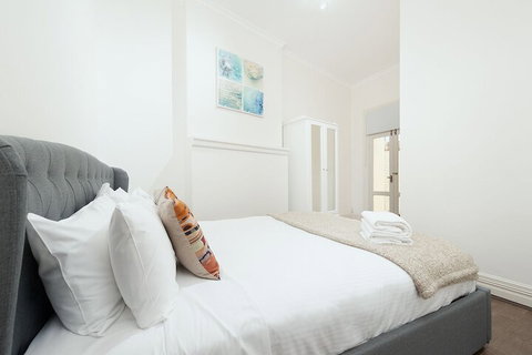 Stunning Sydney Home 2 - Tourism TAS 3