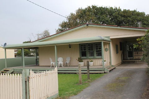 Beach Holiday Cottage - Hobart Tourism 1